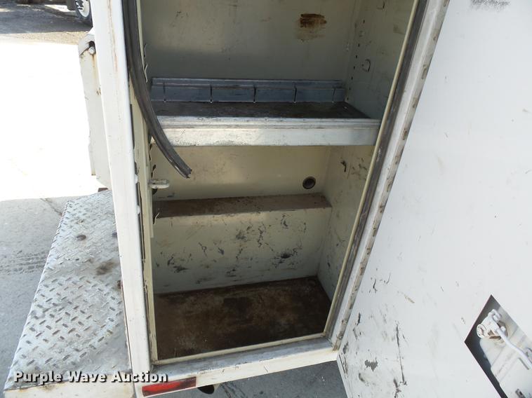 image for item DB7213 2005 Ford F250 Super Duty utility bed pickup truck