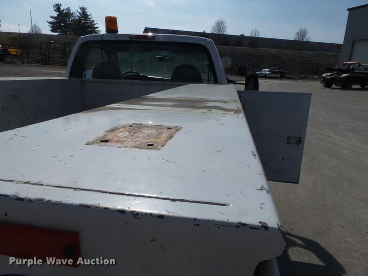 image for item DB7213 2005 Ford F250 Super Duty utility bed pickup truck