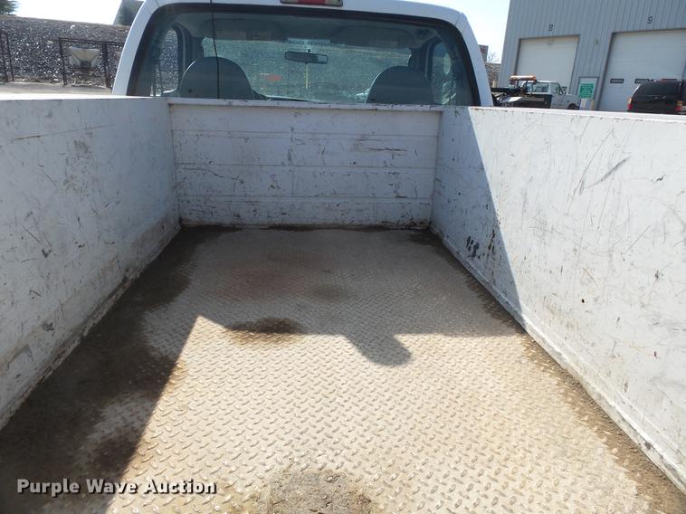 image for item DB7213 2005 Ford F250 Super Duty utility bed pickup truck