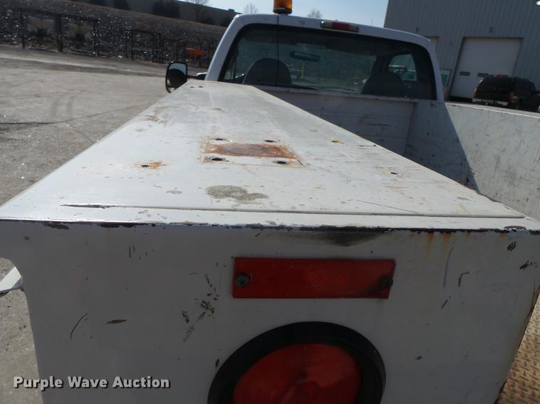 image for item DB7213 2005 Ford F250 Super Duty utility bed pickup truck