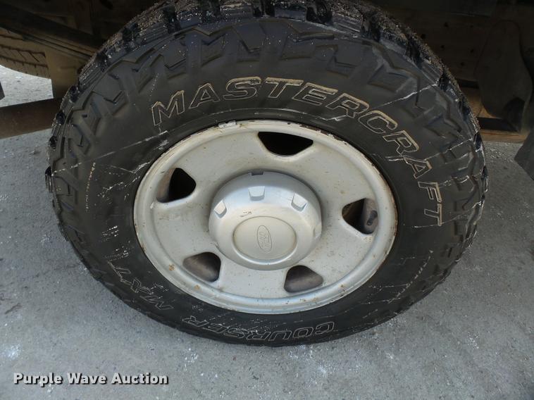 image for item DB7213 2005 Ford F250 Super Duty utility bed pickup truck