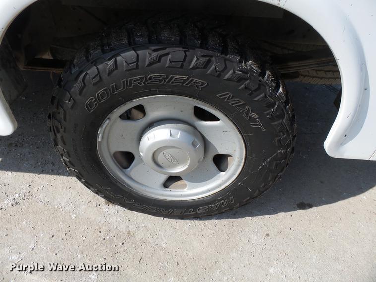 image for item DB7213 2005 Ford F250 Super Duty utility bed pickup truck