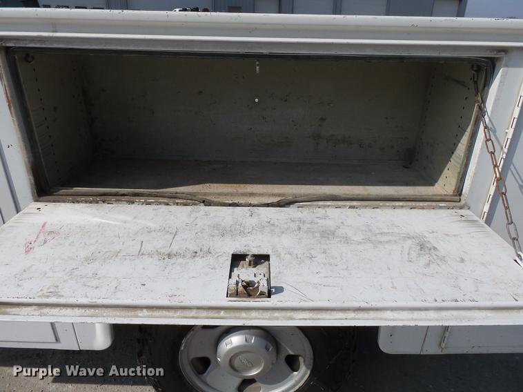 image for item DB7213 2005 Ford F250 Super Duty utility bed pickup truck