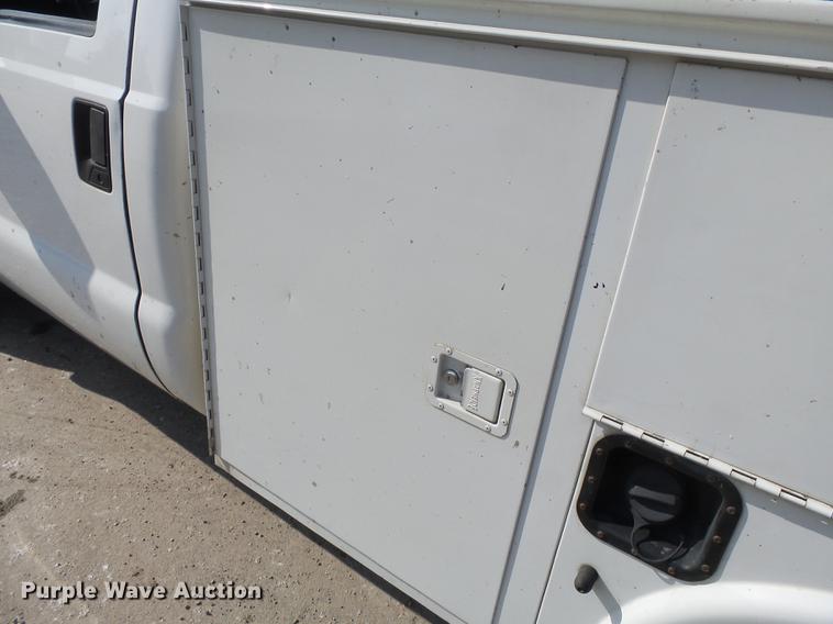 image for item DB7213 2005 Ford F250 Super Duty utility bed pickup truck