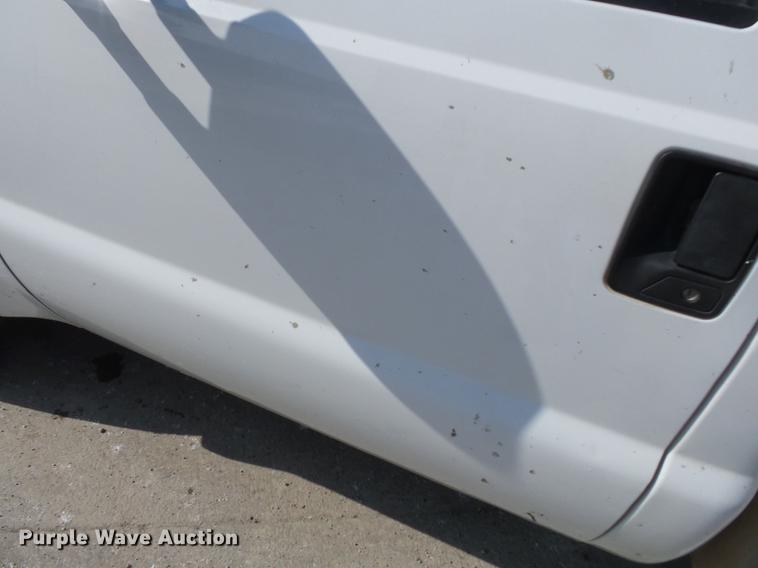 image for item DB7213 2005 Ford F250 Super Duty utility bed pickup truck