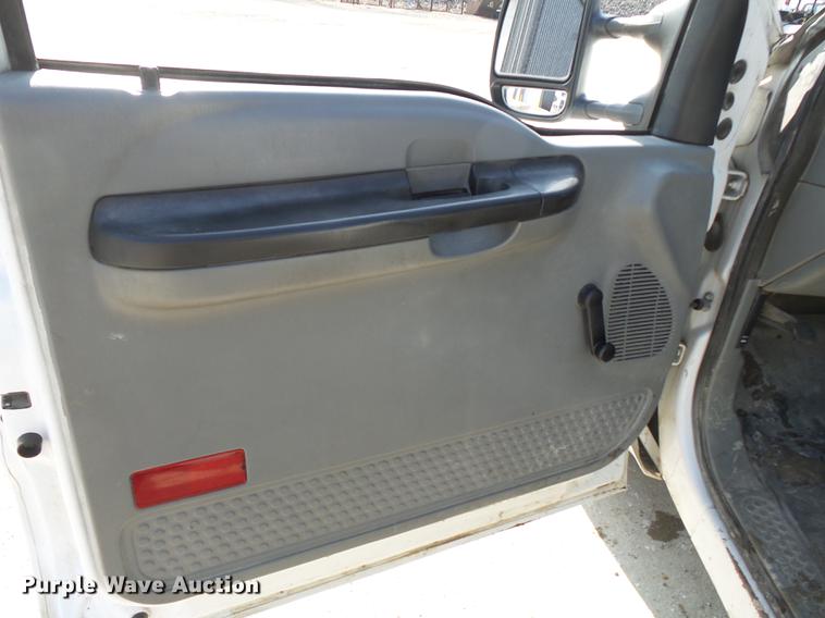 image for item DB7213 2005 Ford F250 Super Duty utility bed pickup truck