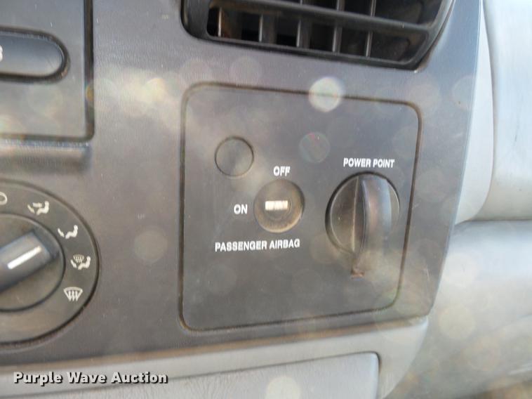 image for item DB7213 2005 Ford F250 Super Duty utility bed pickup truck