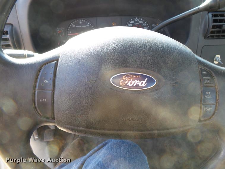 image for item DB7213 2005 Ford F250 Super Duty utility bed pickup truck