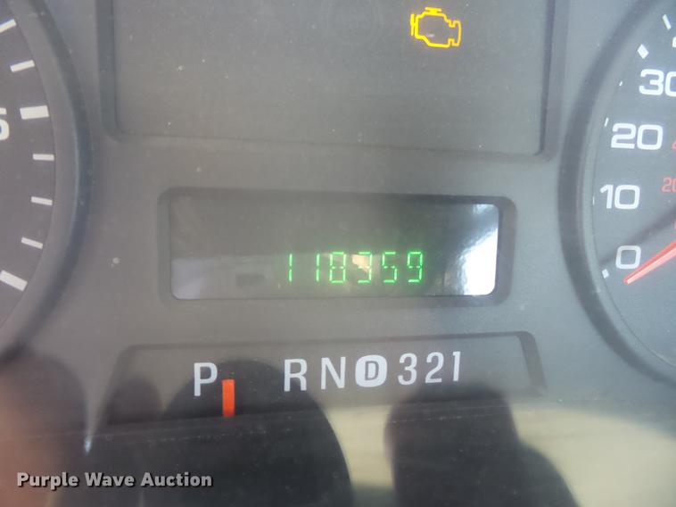 image for item DB7213 2005 Ford F250 Super Duty utility bed pickup truck