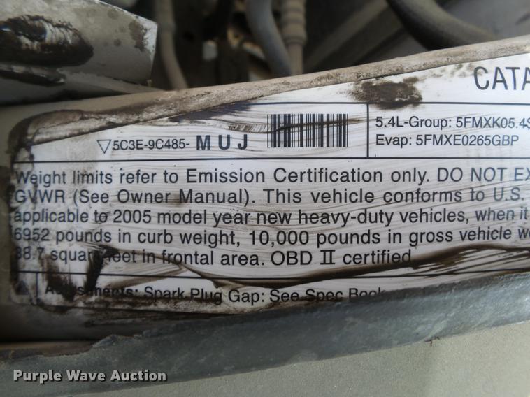 image for item DB7213 2005 Ford F250 Super Duty utility bed pickup truck