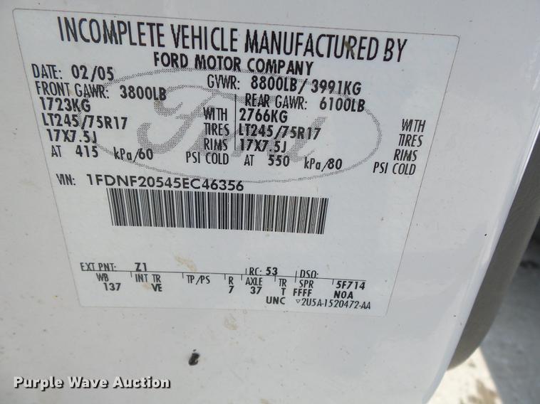 image for item DB7213 2005 Ford F250 Super Duty utility bed pickup truck