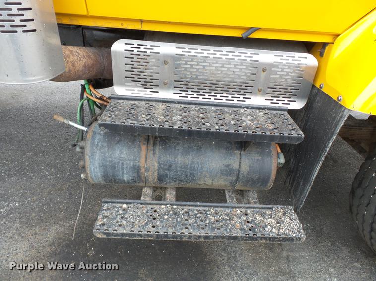 image for item DB7227 2005 International 7400 dump truck