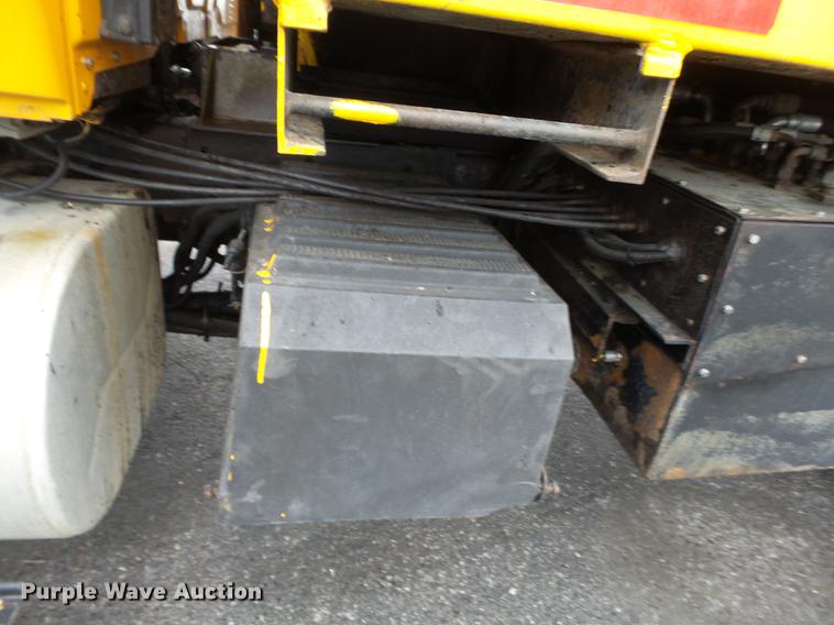 image for item DB7227 2005 International 7400 dump truck