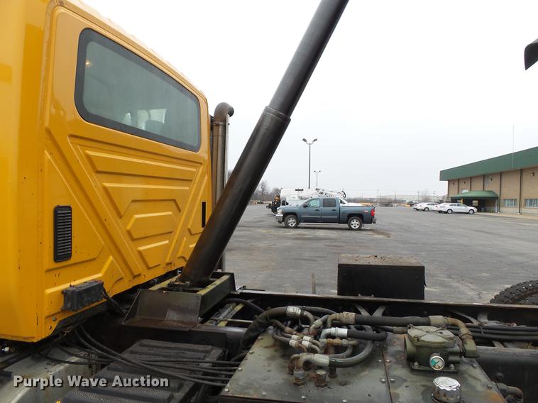 image for item DB7227 2005 International 7400 dump truck