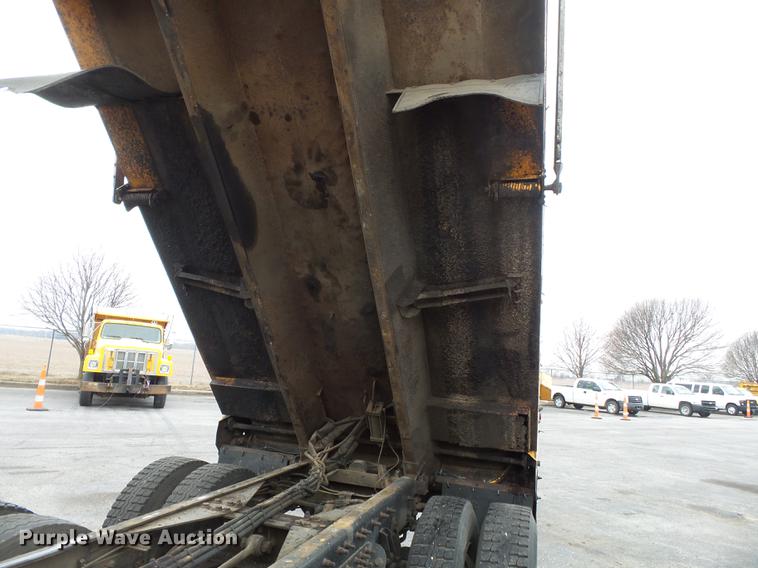 image for item DB7228 2006 International 7400 dump truck