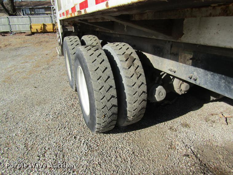 image for item DB9773 2002 Freightliner FL80 refuse truck