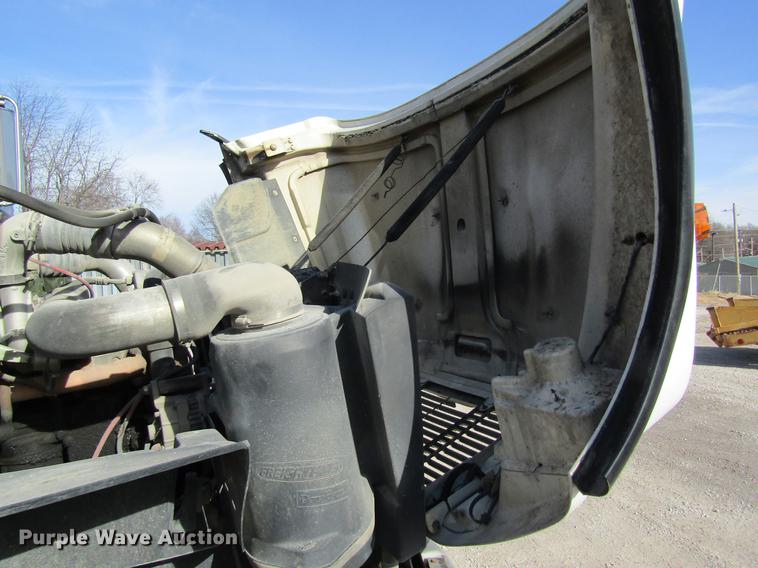 image for item DB9773 2002 Freightliner FL80 refuse truck