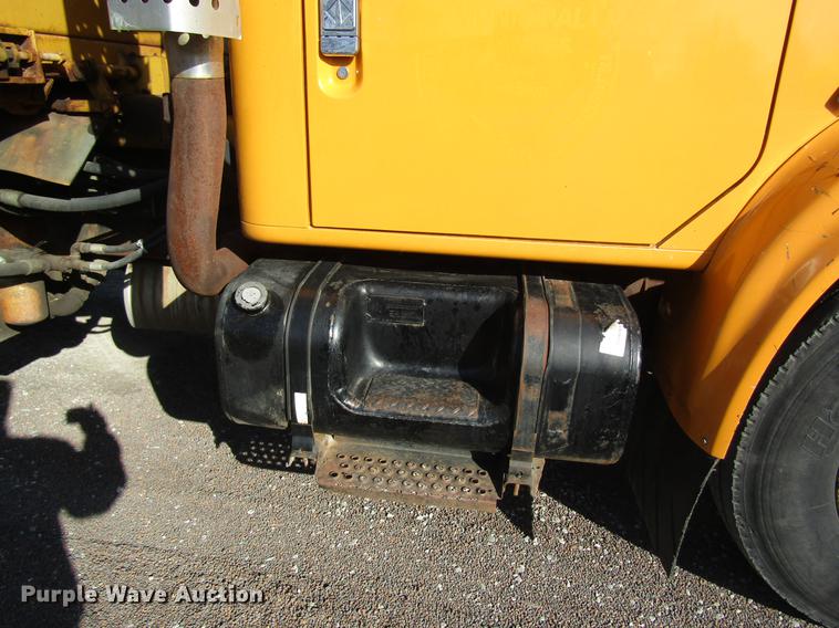 image for item DB9774 1999 International 4900 dump truck