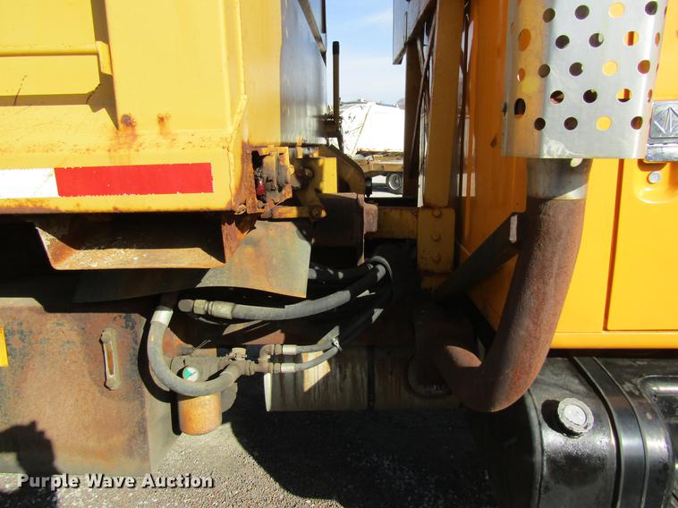 image for item DB9774 1999 International 4900 dump truck