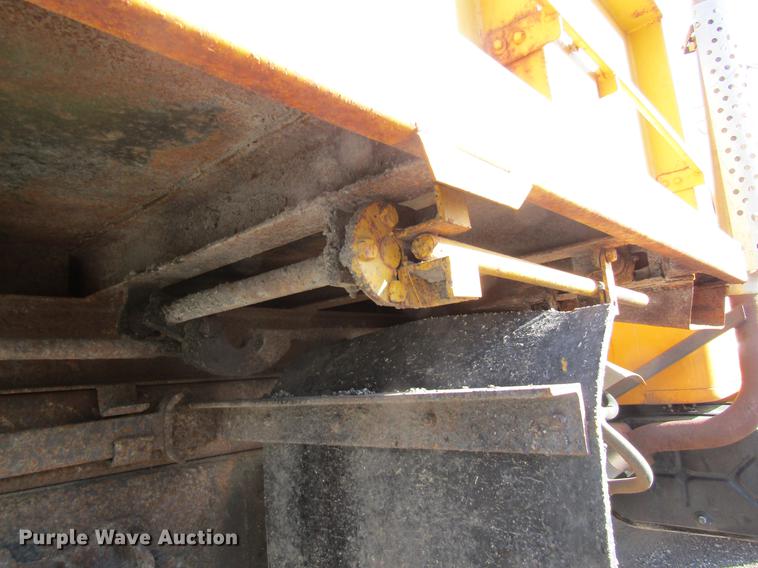 image for item DB9774 1999 International 4900 dump truck