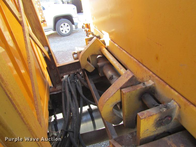 image for item DB9774 1999 International 4900 dump truck