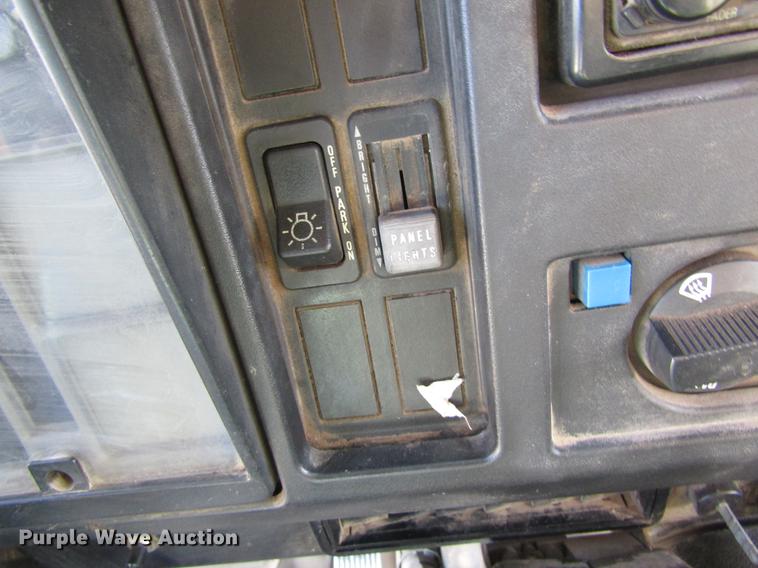 image for item DB9774 1999 International 4900 dump truck