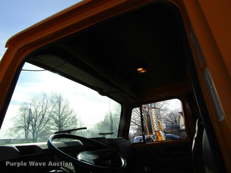 image for item DB9774 1999 International 4900 dump truck