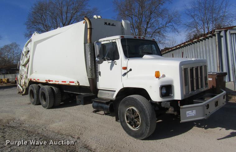 image for item DB9775 1999 International 2674 refuse truck