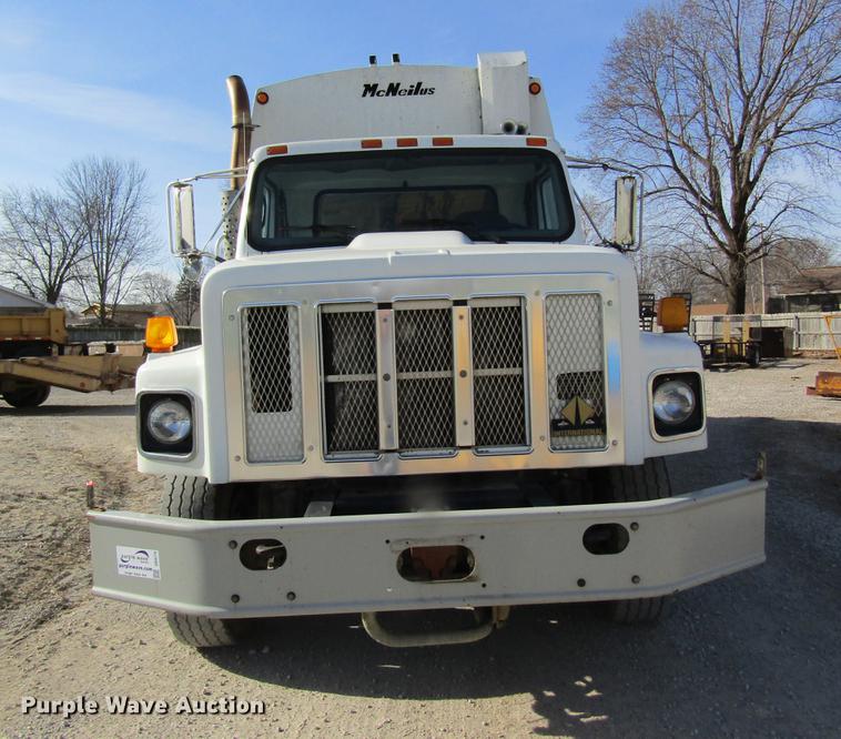 image for item DB9775 1999 International 2674 refuse truck