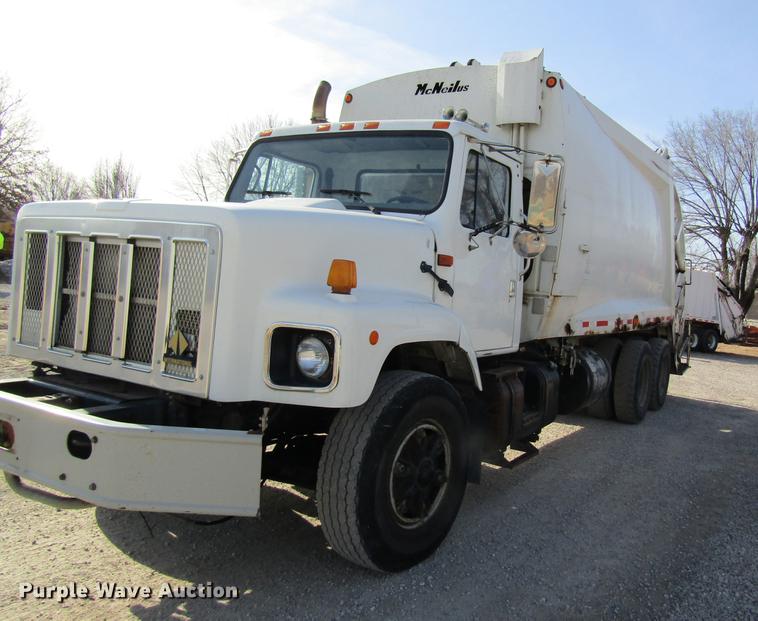 image for item DB9775 1999 International 2674 refuse truck