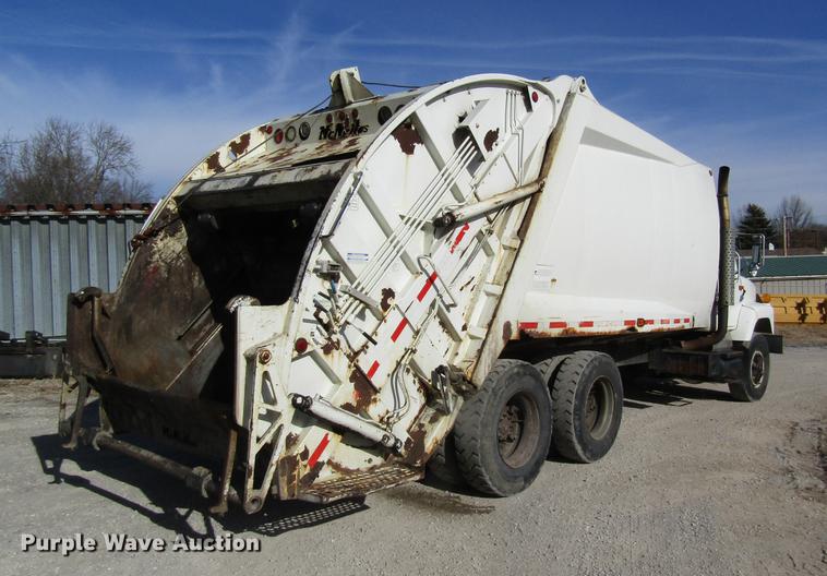 image for item DB9775 1999 International 2674 refuse truck