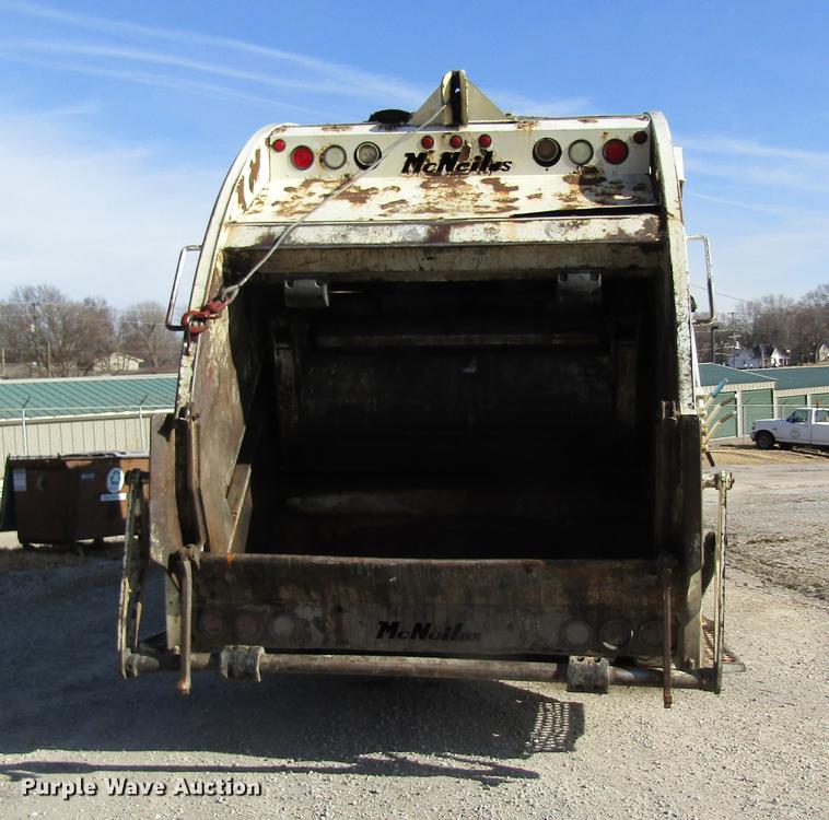 image for item DB9775 1999 International 2674 refuse truck