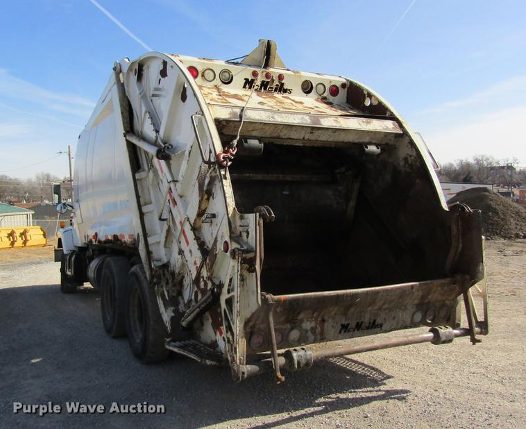 image for item DB9775 1999 International 2674 refuse truck