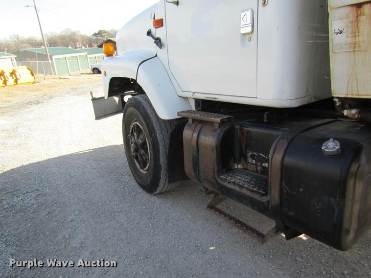 image for item DB9775 1999 International 2674 refuse truck