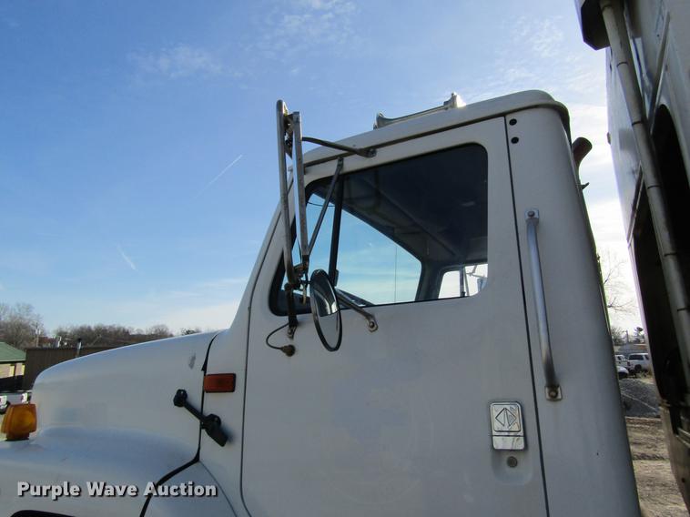 image for item DB9775 1999 International 2674 refuse truck