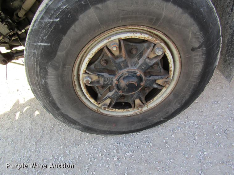 image for item DB9775 1999 International 2674 refuse truck