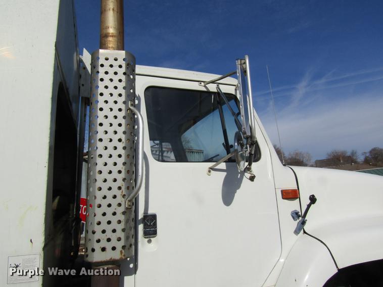 image for item DB9775 1999 International 2674 refuse truck