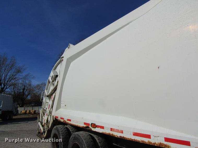 image for item DB9775 1999 International 2674 refuse truck