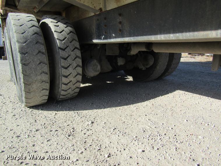 image for item DB9775 1999 International 2674 refuse truck