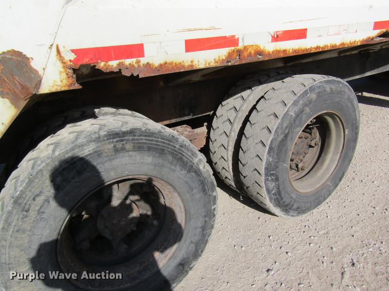 image for item DB9775 1999 International 2674 refuse truck