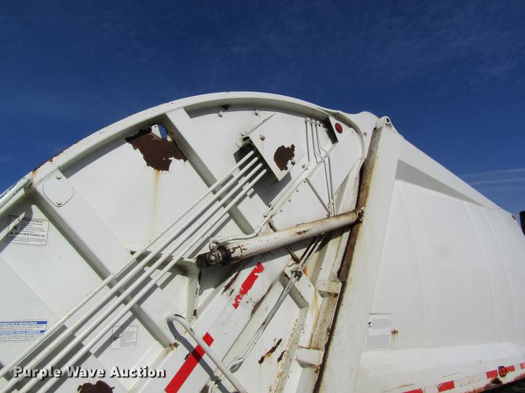 image for item DB9775 1999 International 2674 refuse truck