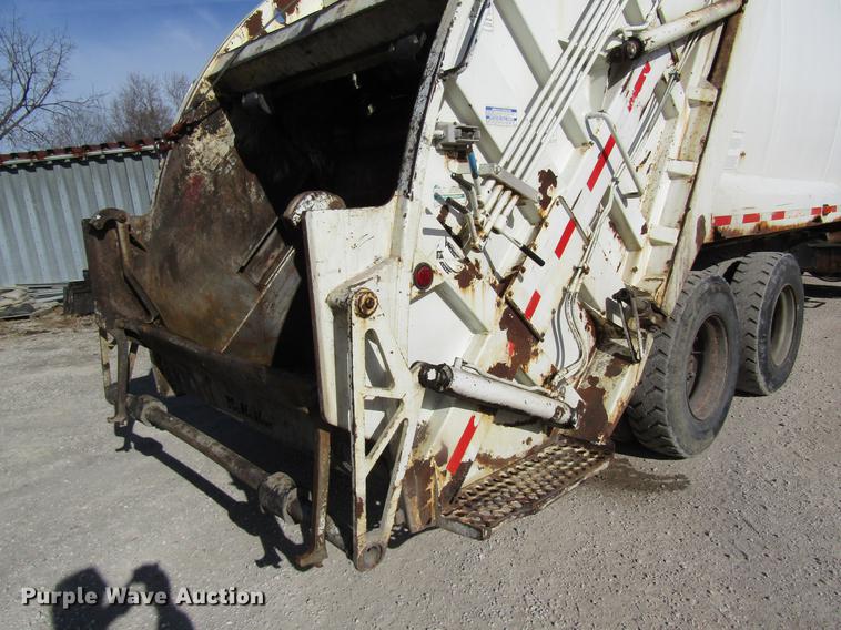 image for item DB9775 1999 International 2674 refuse truck