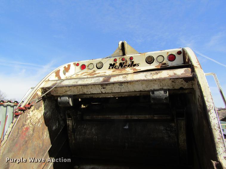 image for item DB9775 1999 International 2674 refuse truck