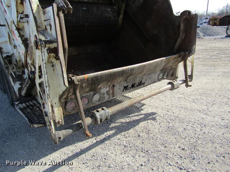 image for item DB9775 1999 International 2674 refuse truck