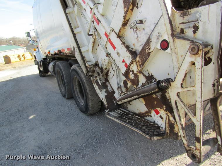 image for item DB9775 1999 International 2674 refuse truck