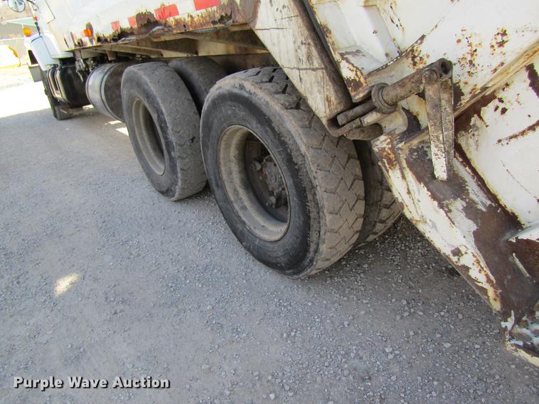 image for item DB9775 1999 International 2674 refuse truck