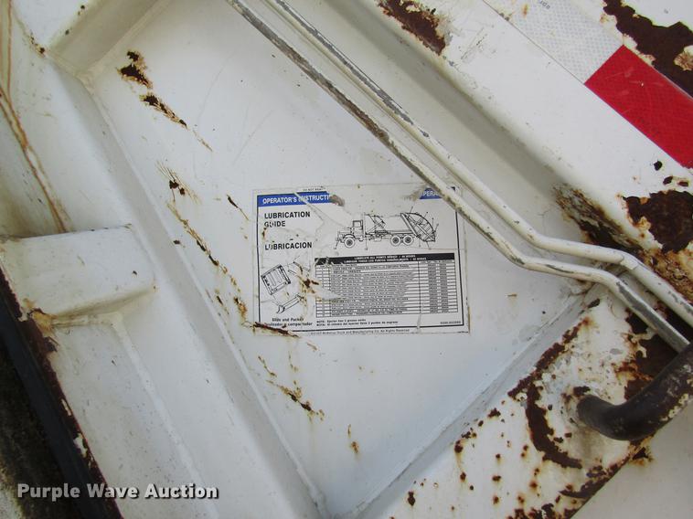 image for item DB9775 1999 International 2674 refuse truck