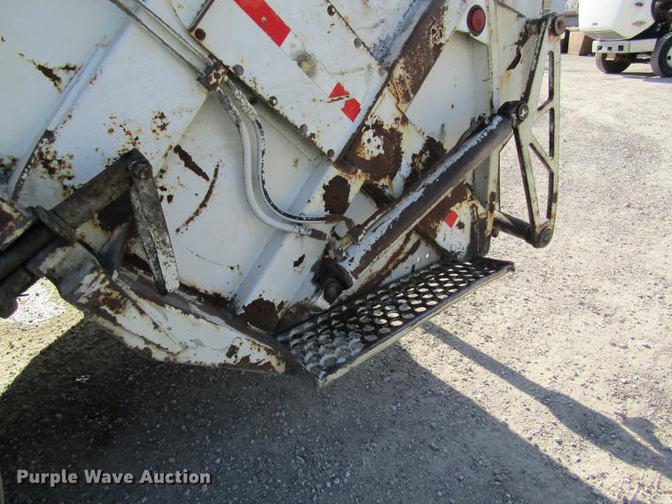 image for item DB9775 1999 International 2674 refuse truck