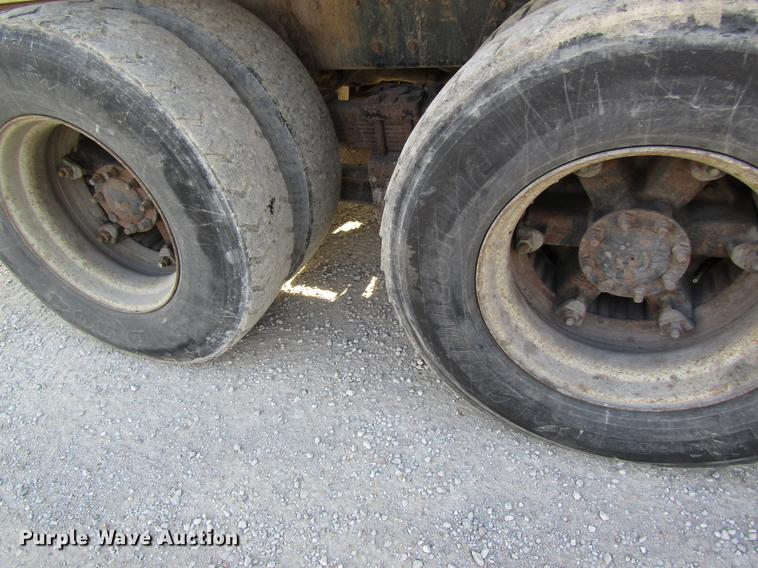 image for item DB9775 1999 International 2674 refuse truck