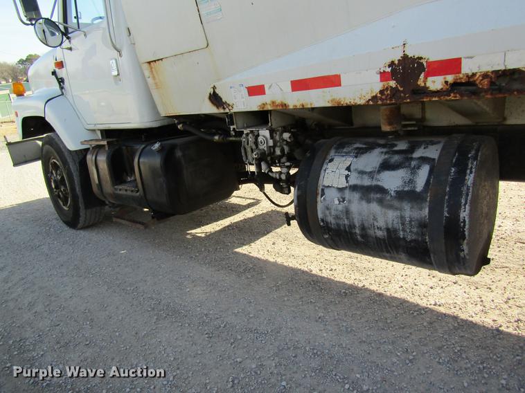 image for item DB9775 1999 International 2674 refuse truck